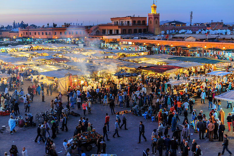 晚上Djemaa El Fna广场，马拉喀什，摩洛哥